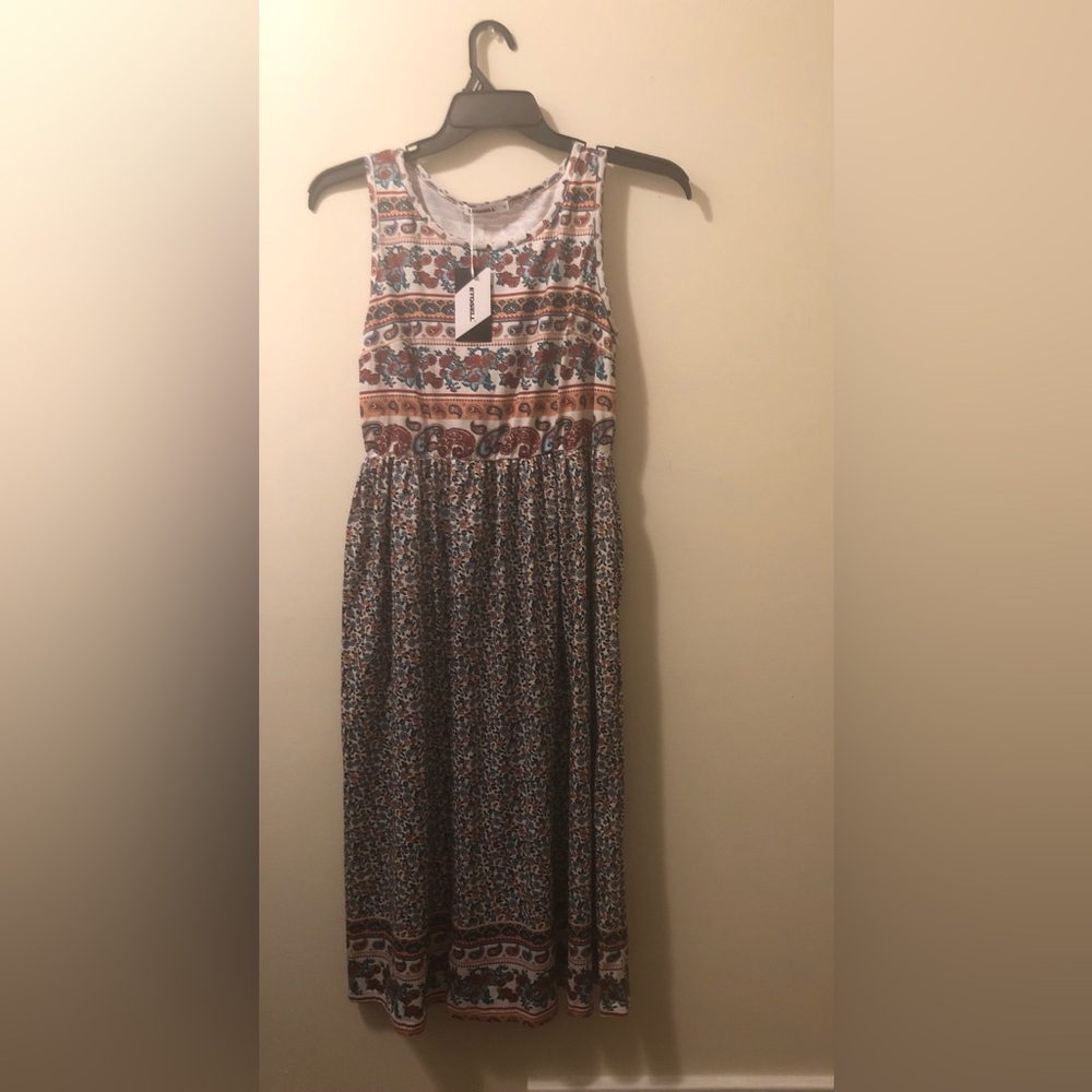 Etosell Floral Paisley Print Top in Rust, Teal Dress in size M